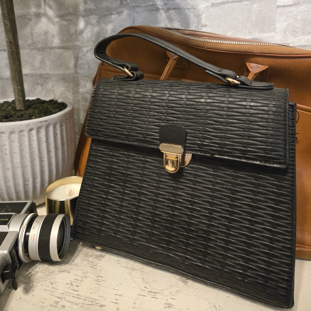 Elegant Black Handbag with Gold Clasp